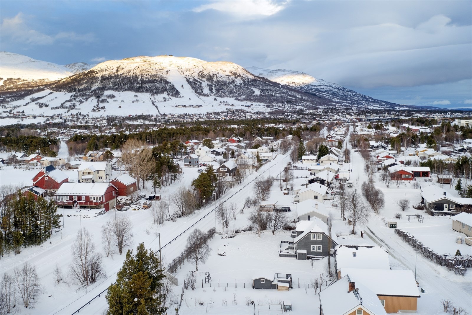 Herfra er det kort vei til sentrumskjernen med skoler i alle trinn, servicefunksjoner samt et rikt handels- og kulturtilbud Galleribilde