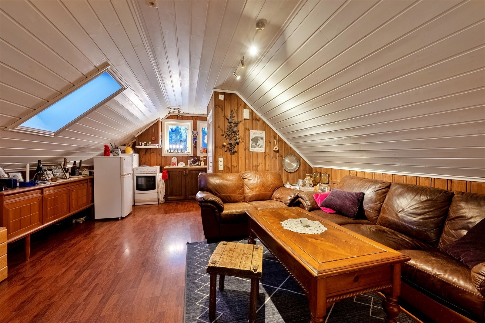 Garasje: Stue med kjøkkenkrok Galleribilde