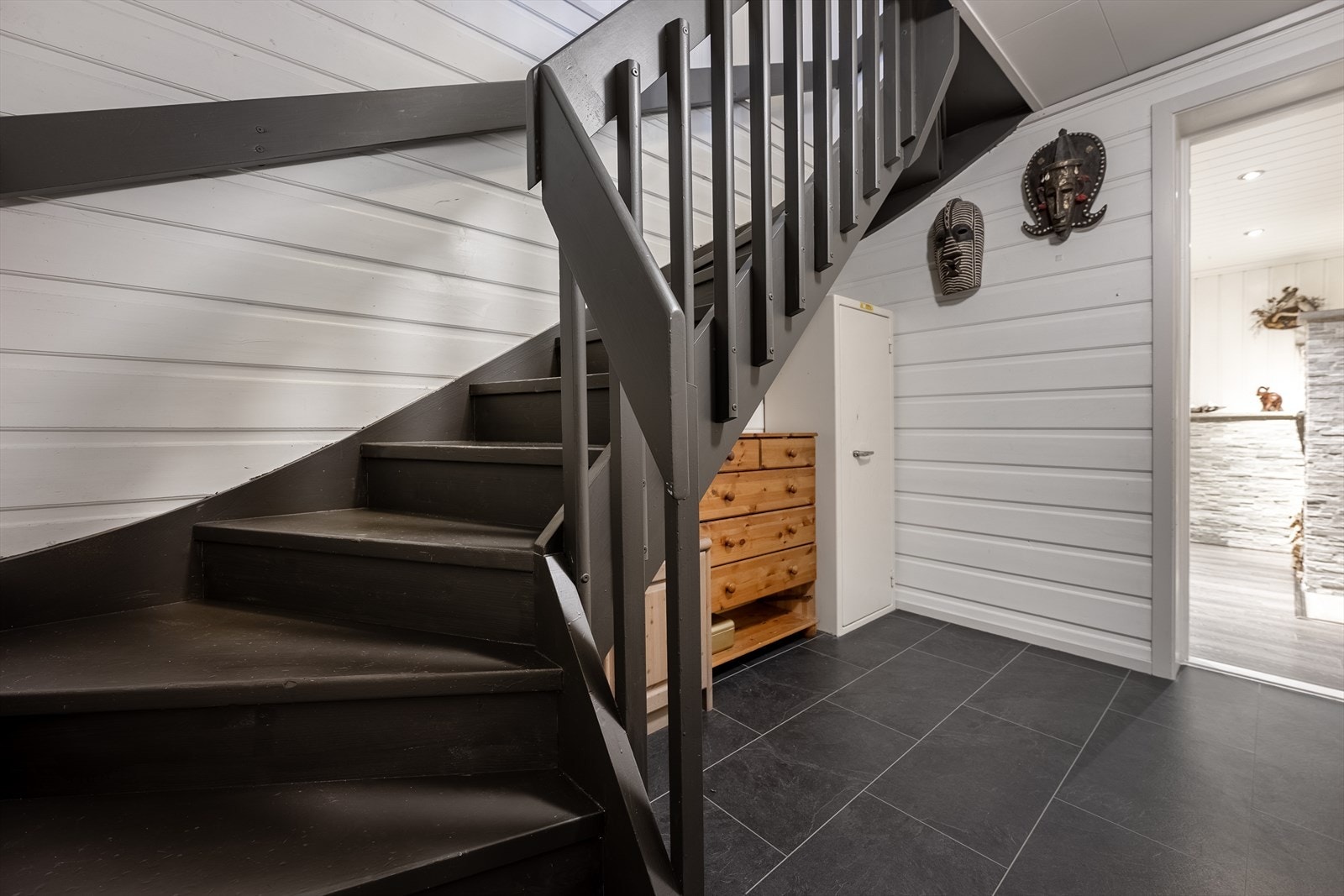 Romslig trapperom med videre inngang til bad og kjellerstue Galleribilde