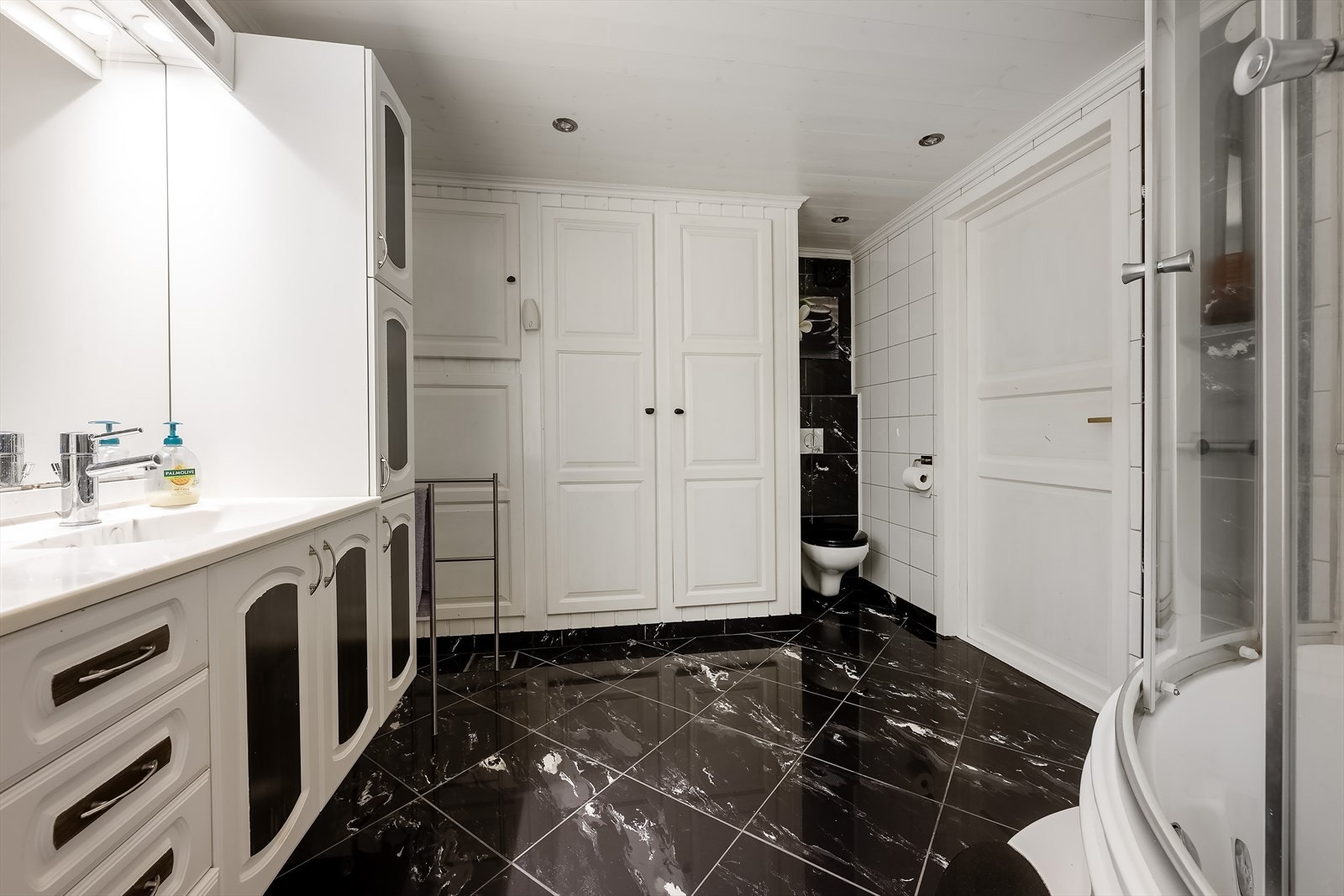 Badet har gulvvarme, plassbygde garderobeskap og vegghengt wc Galleribilde