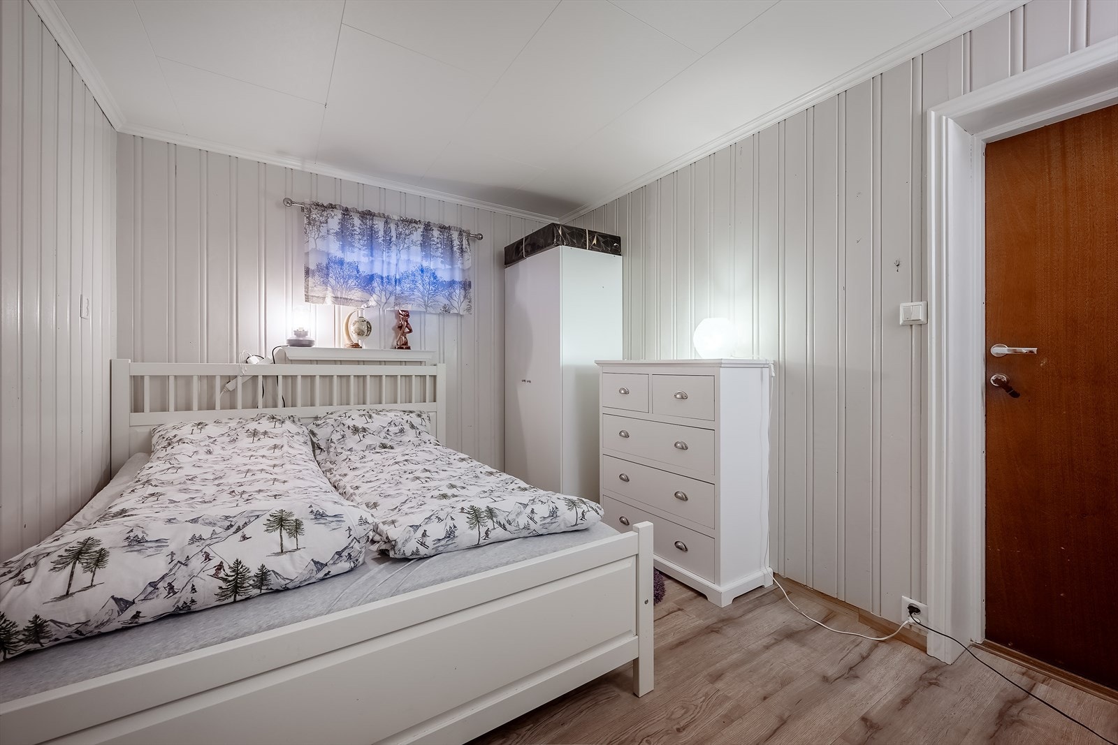 Et av rommene benyttet som soverom har egen inngang via utvendig trappehus Galleribilde