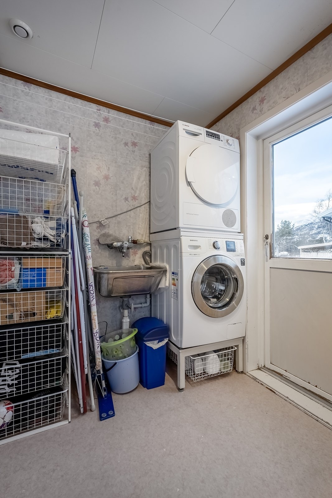 Vaskerom med skyllekar og opplegg for vaskesøyle Galleribilde