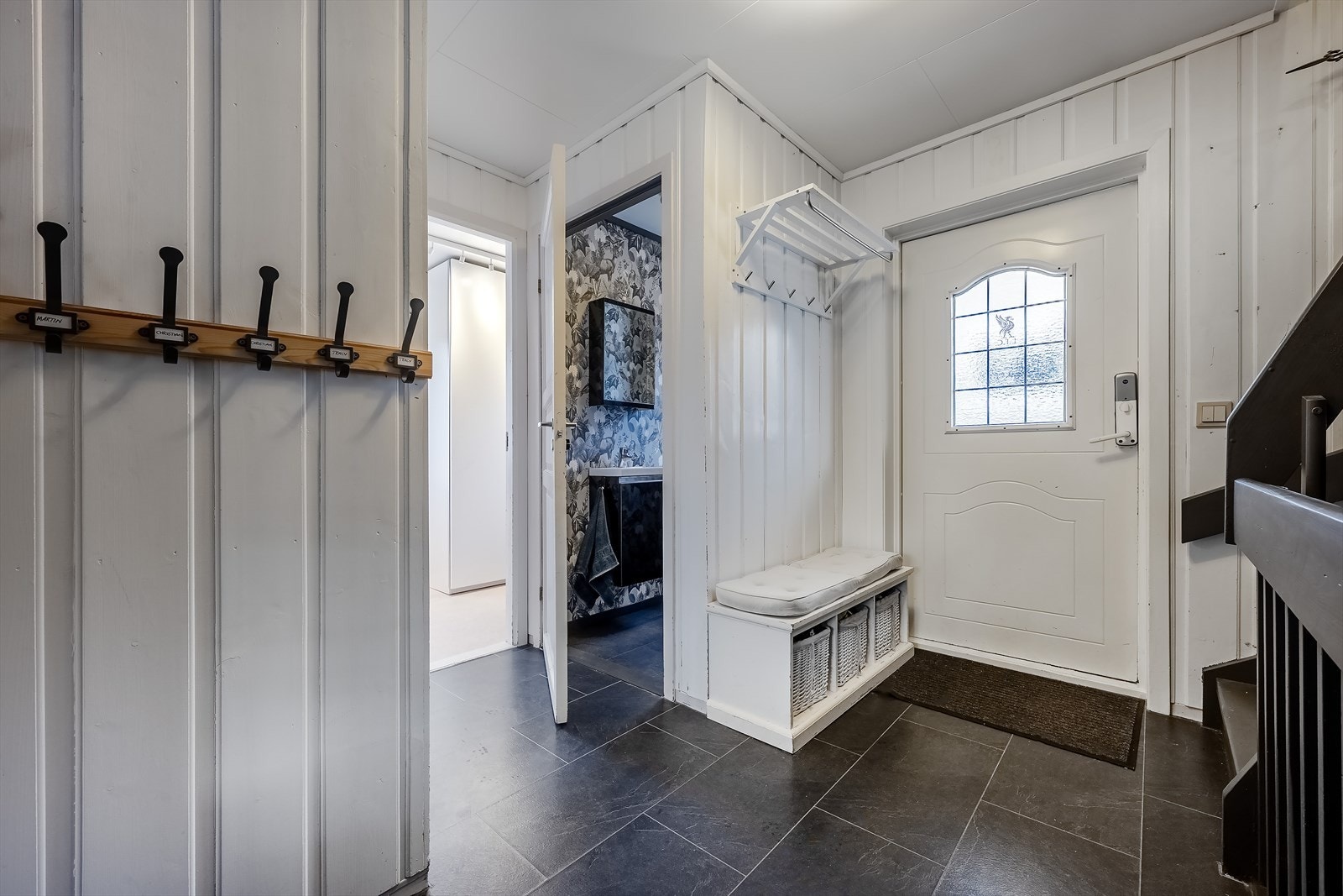 Hall med skyvedørsgarderobe og trappeadkomst til boligens øvrige etasjer Galleribilde