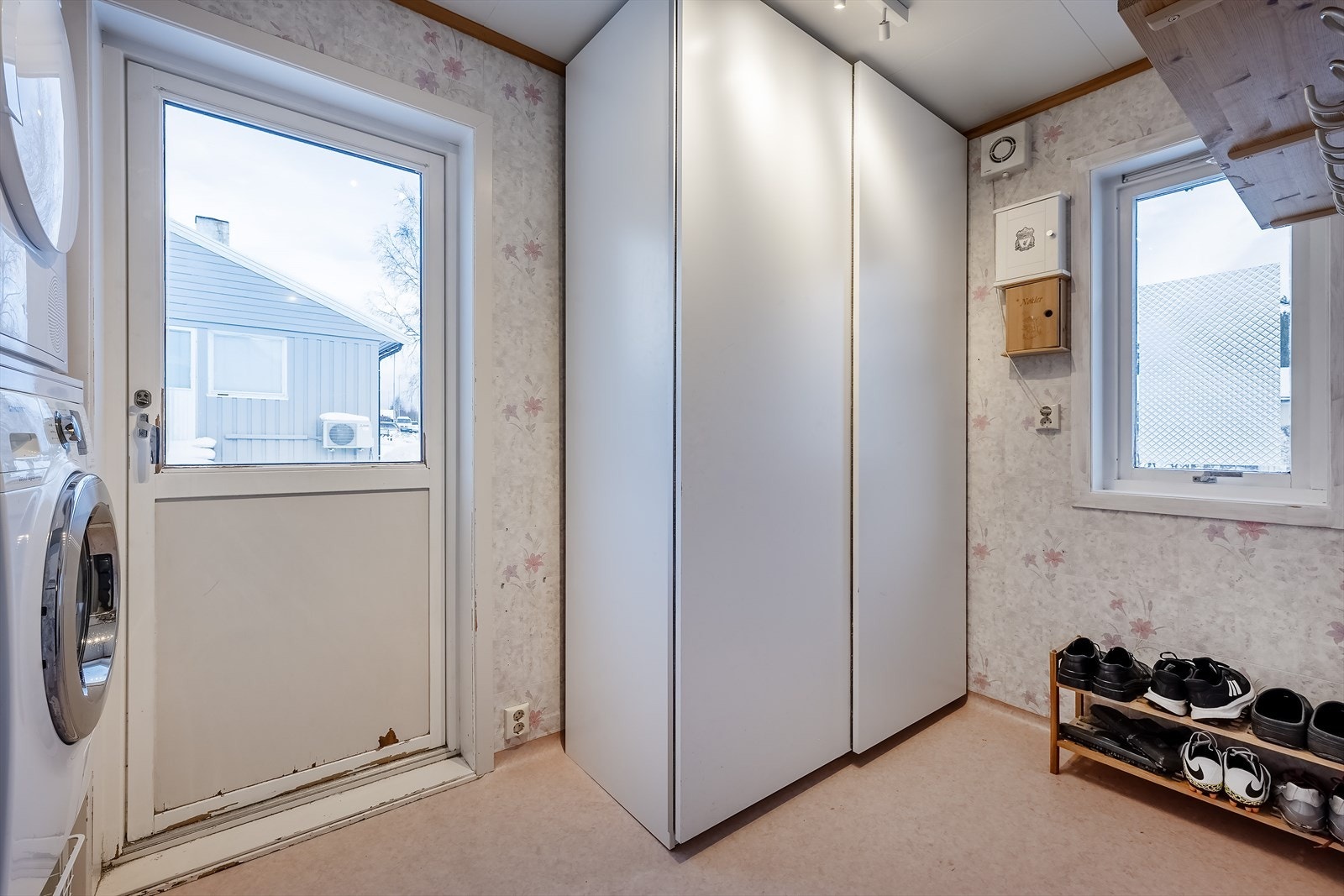 Vaskerom med garderobe og utgang til tørkestativ rett utenfor Galleribilde