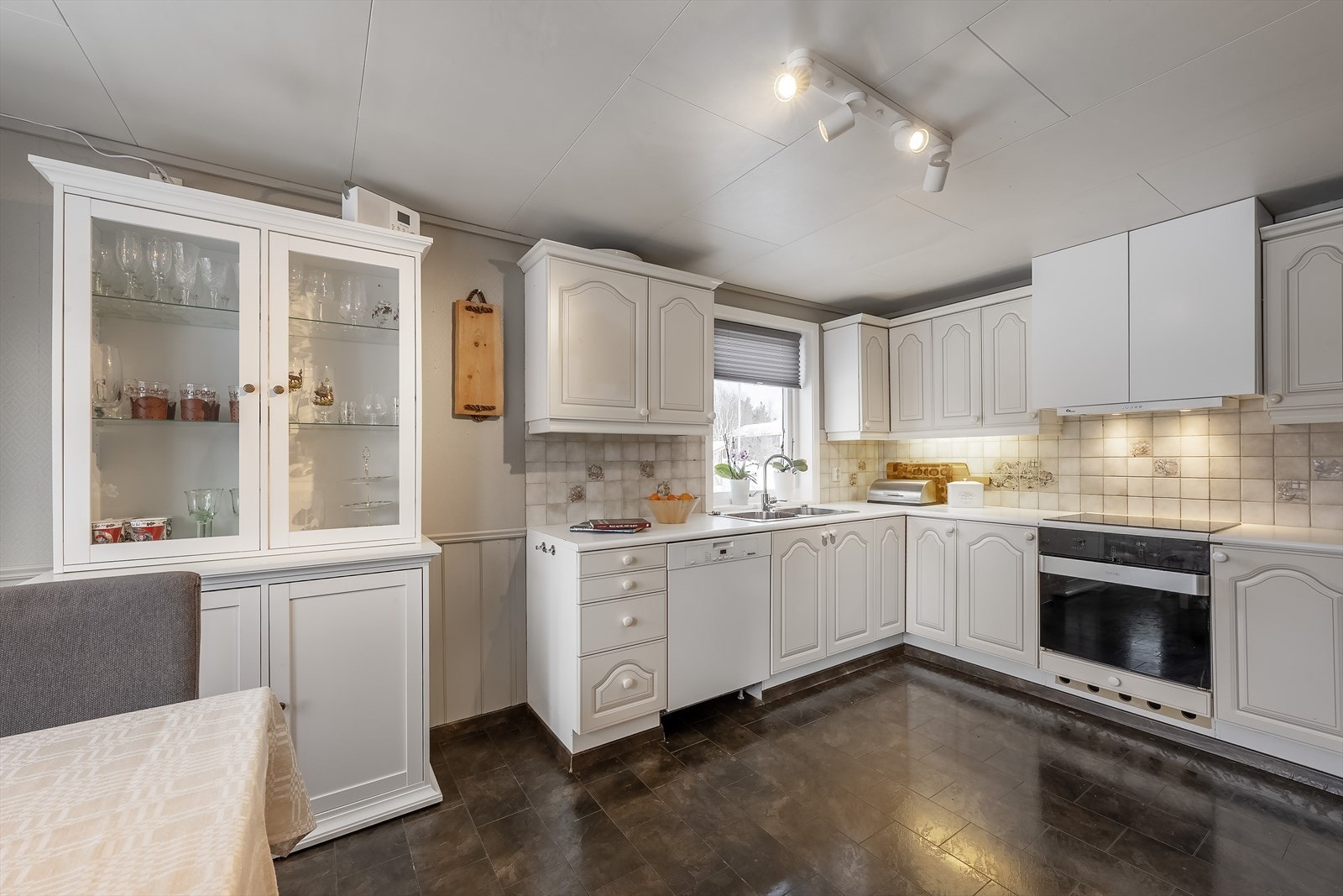 Kjøkken med innredning i hovedsak fra byggeår Galleribilde