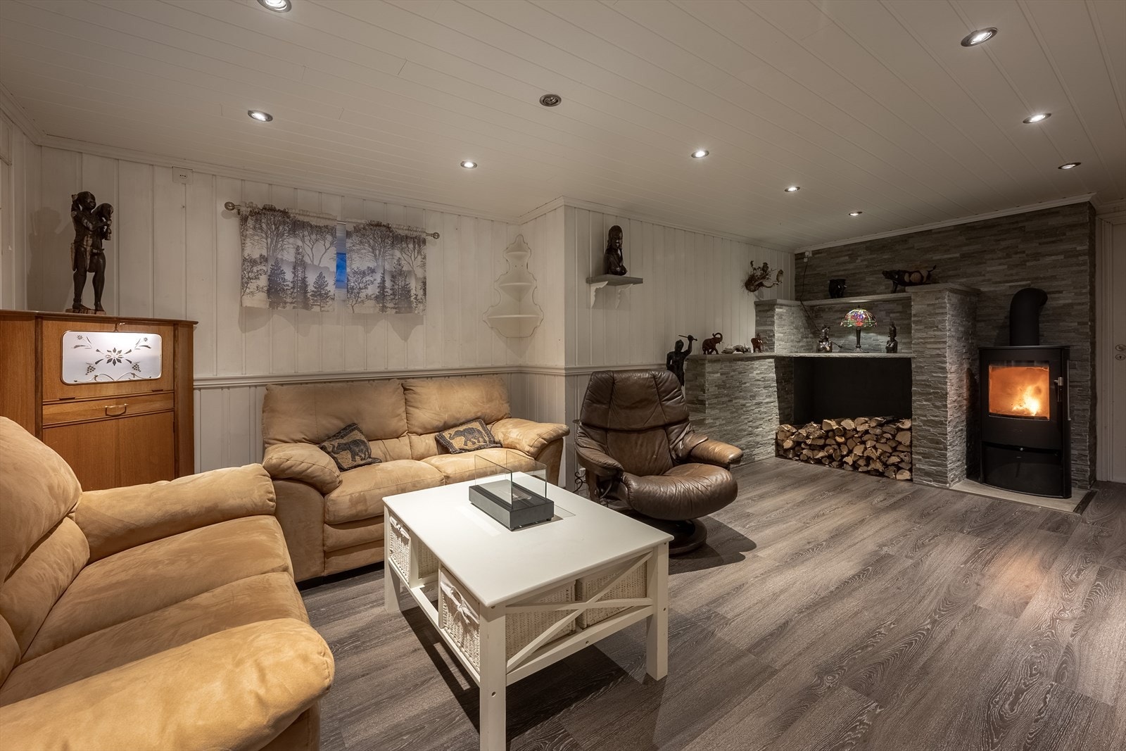 Kjellerstua har også peisovn Galleribilde