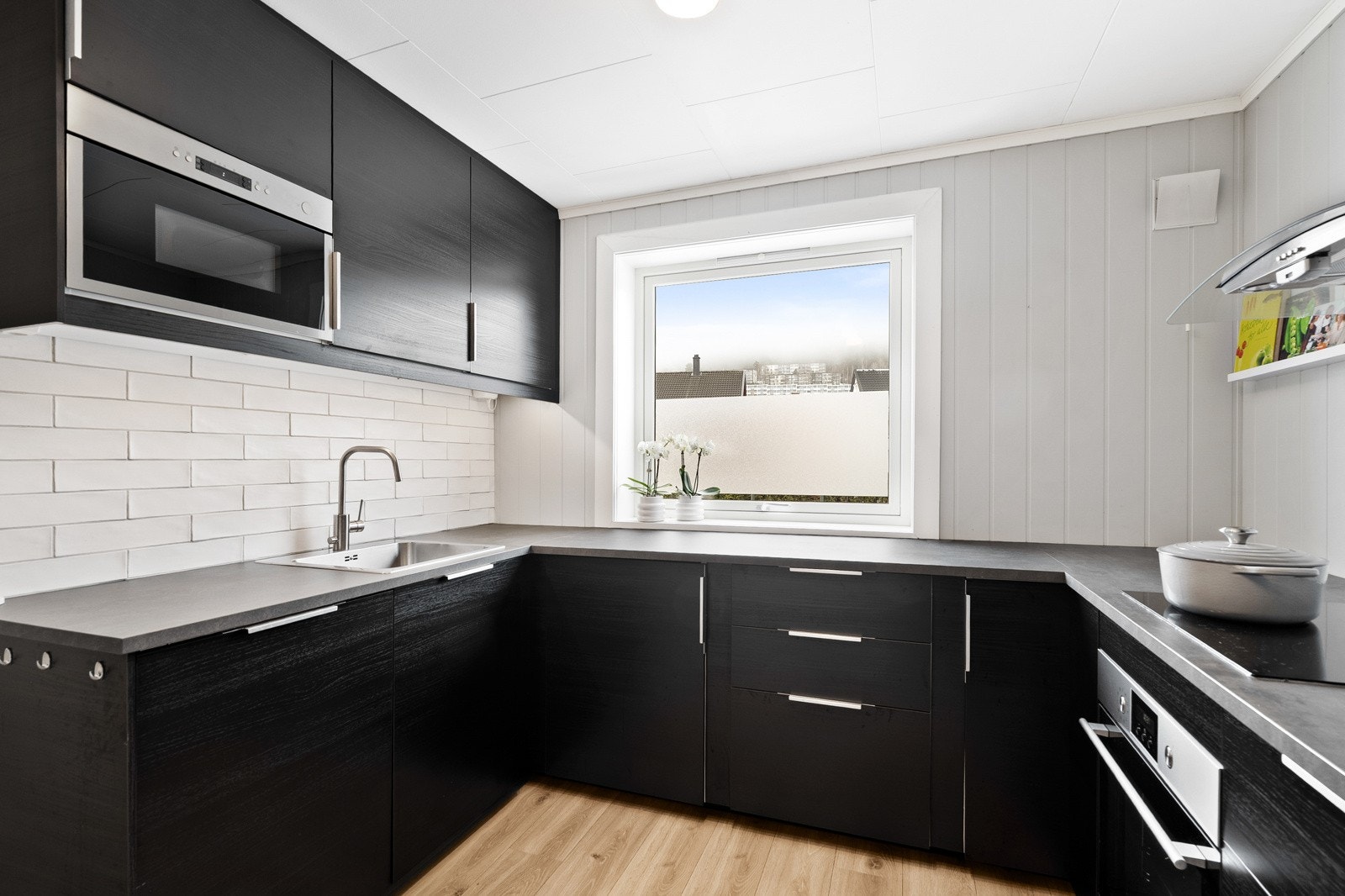 Stort vindu over benken gir rommet godt arbeidslys. Galleribilde