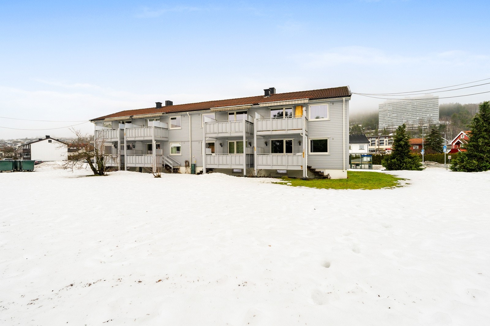 Store og fine fellesområder i borettslaget - med solrik gressplen og boltreplass for aktiviteter. Galleribilde