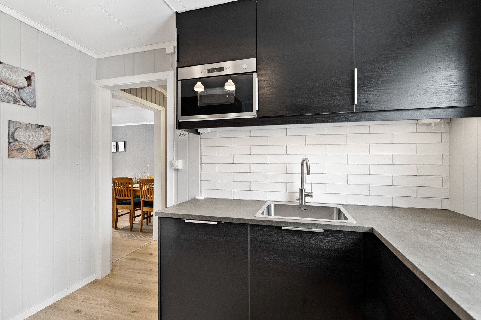 Det er fliser og ekstra belysning mellom benk og overskap. Galleribilde