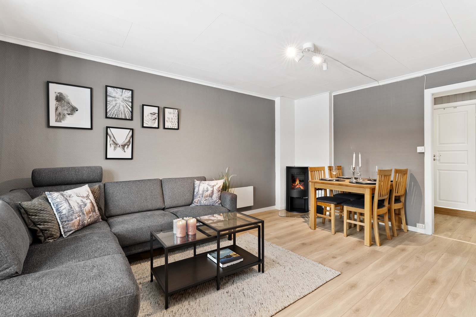 Leiligheten har romslig stue med peis og plass til ønsket møblement. Galleribilde