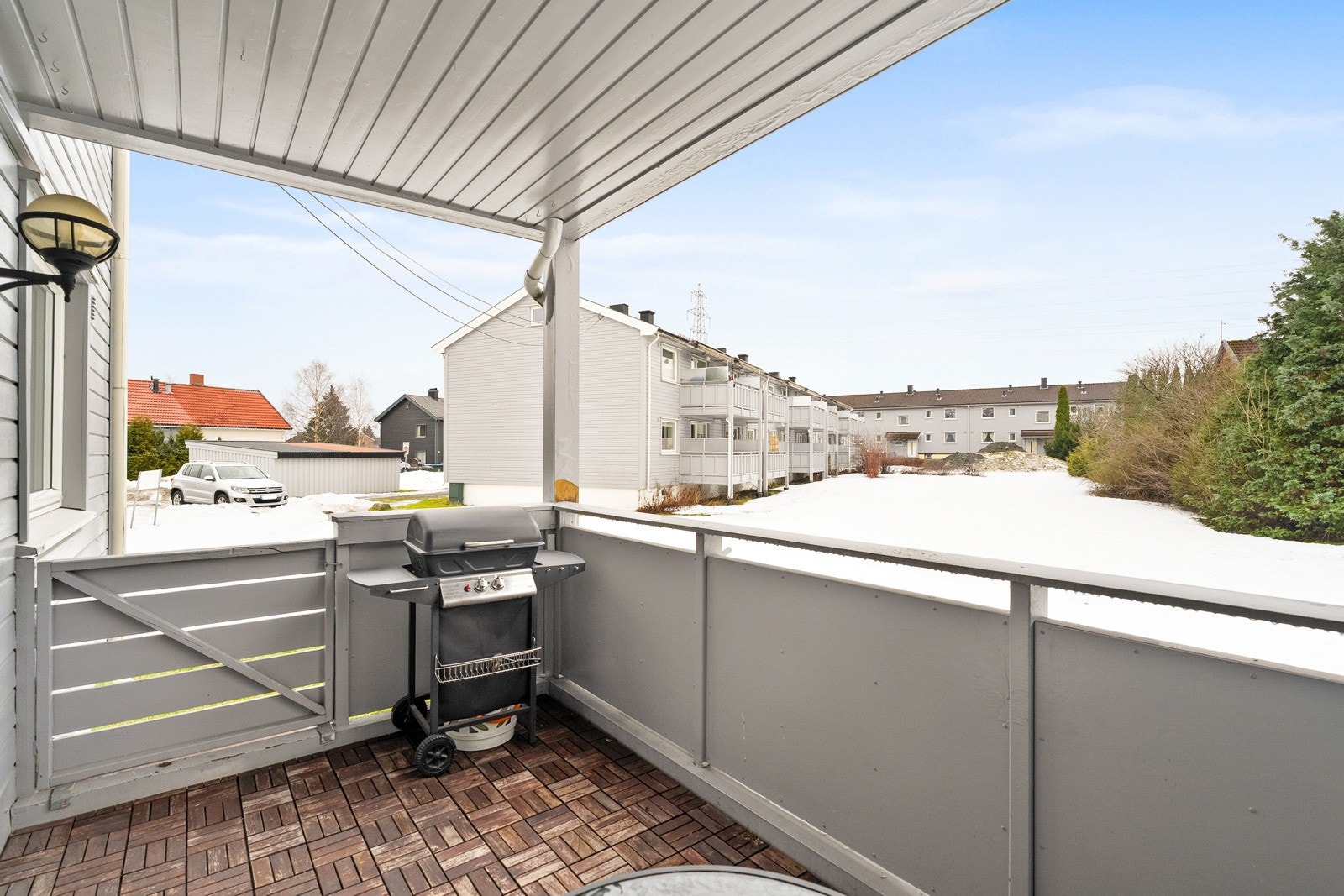 Balkonge har port og trapp ned til felles hage. Galleribilde