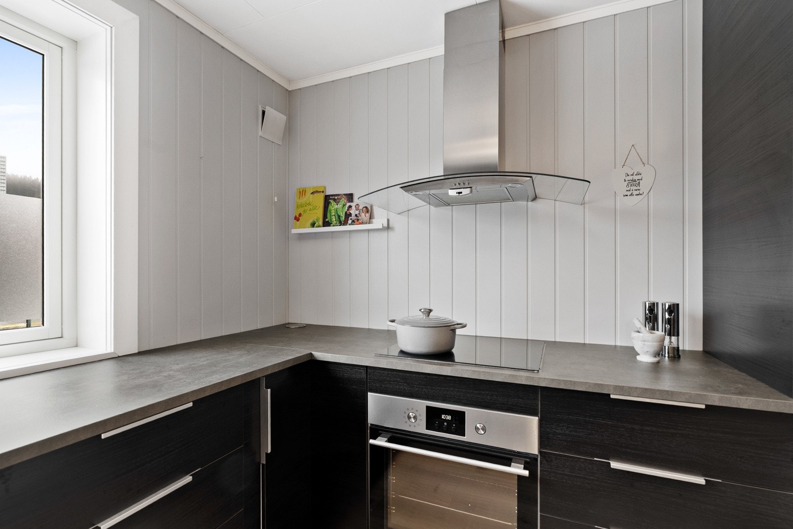 Kjøkkenet har integrerte hvitevarer som medfølger. Galleribilde