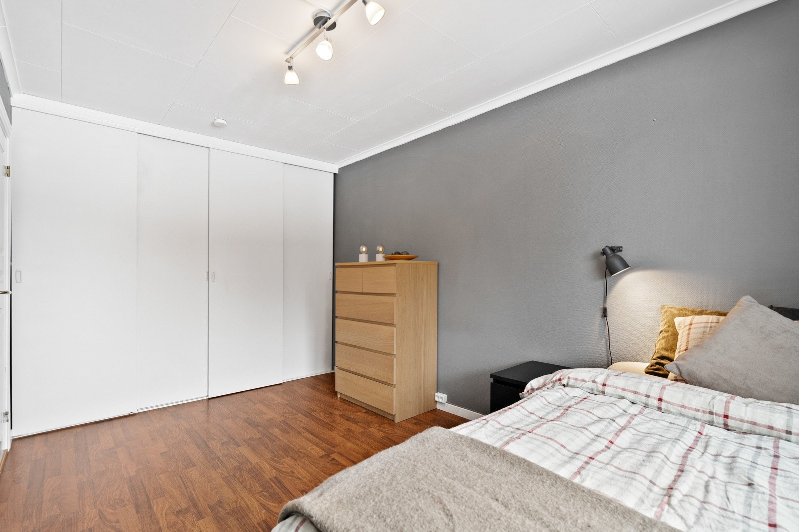 Skyvedørsgarderobe medfølger. Galleribilde