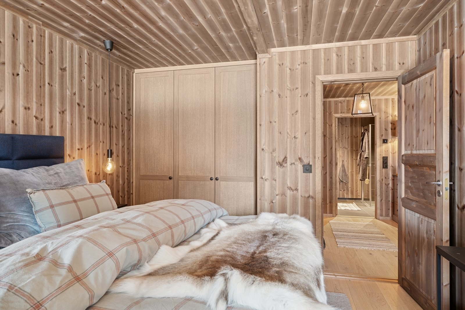 Plassbygget garderobeskap på hovedsoverommet. Galleribilde