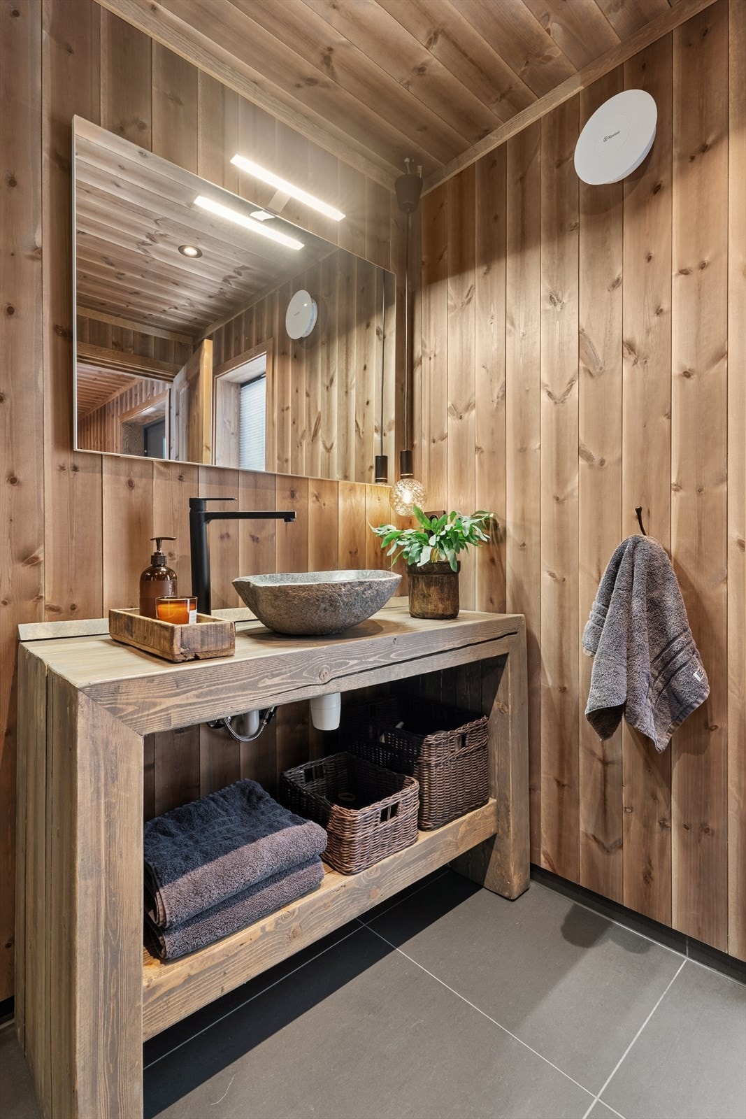 Dette baderommet ligger med praktisk adkomst fra entréen. Galleribilde