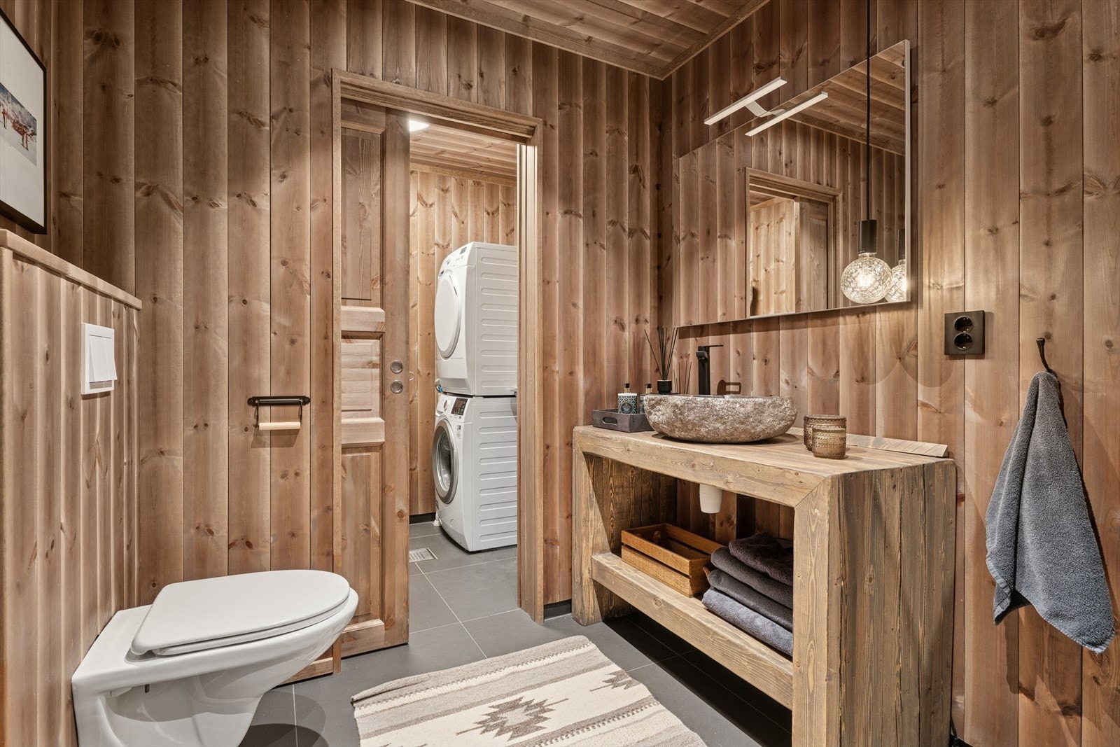 I motsatt ende av baderommet, bak skyvedør, har du vaskerommet. Galleribilde