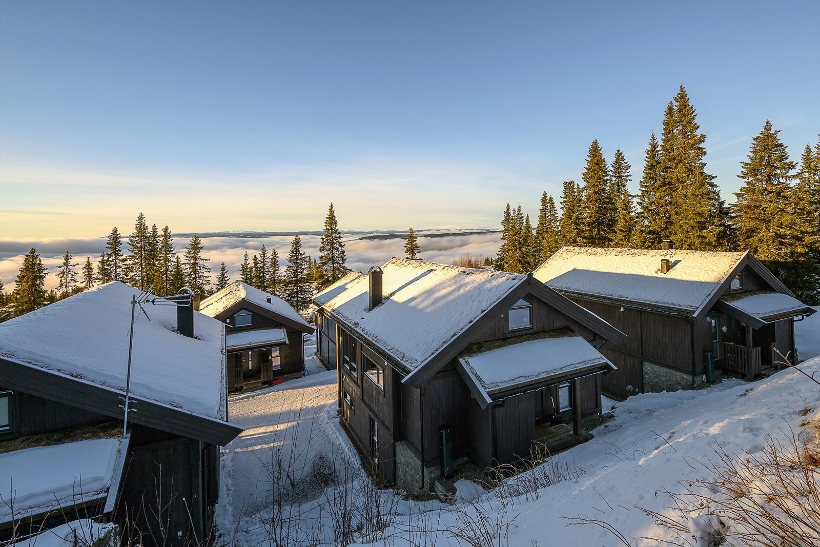 Hytta har en attraktiv beliggenhet i Sandstulgrenda med gode solforhold med vending mot vest. Galleribilde