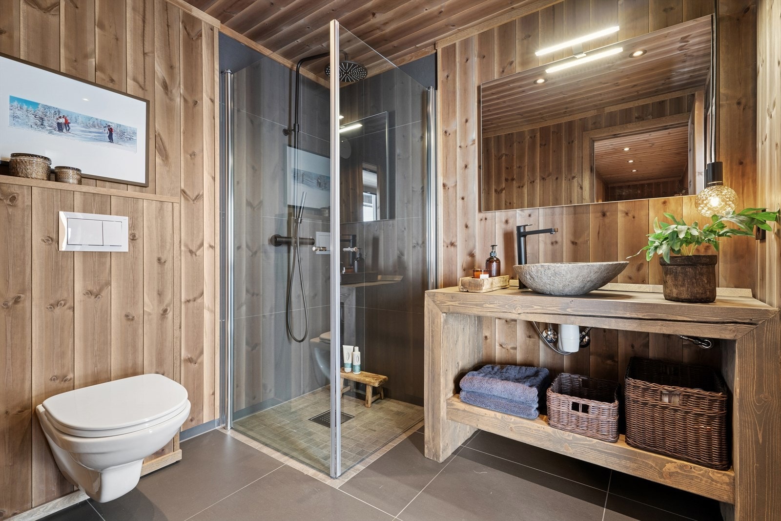 Hytta har to lekre baderom, ett i hvert plan (1.-/u.etg.) Galleribilde