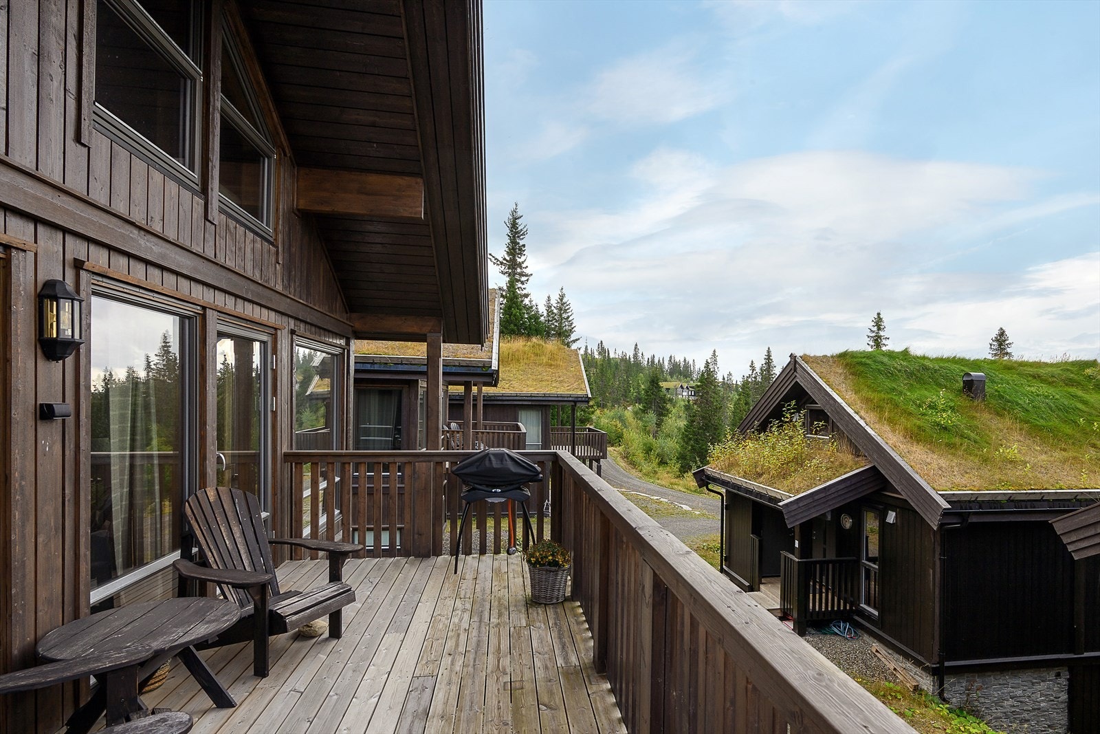 Hytta har en attraktiv beliggenhet i Sandstulgrenda med gode solforhold med vending mot vest. Galleribilde