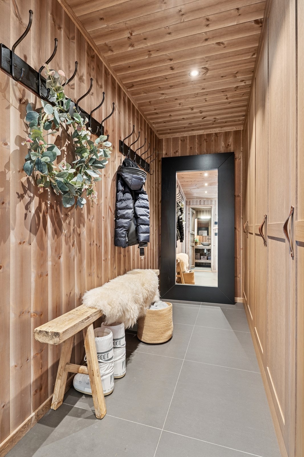 Entréen har plass til å sette sko og henge yttertøyet. Garderobeløsningen sørger for et ryddig inntrykk. Galleribilde