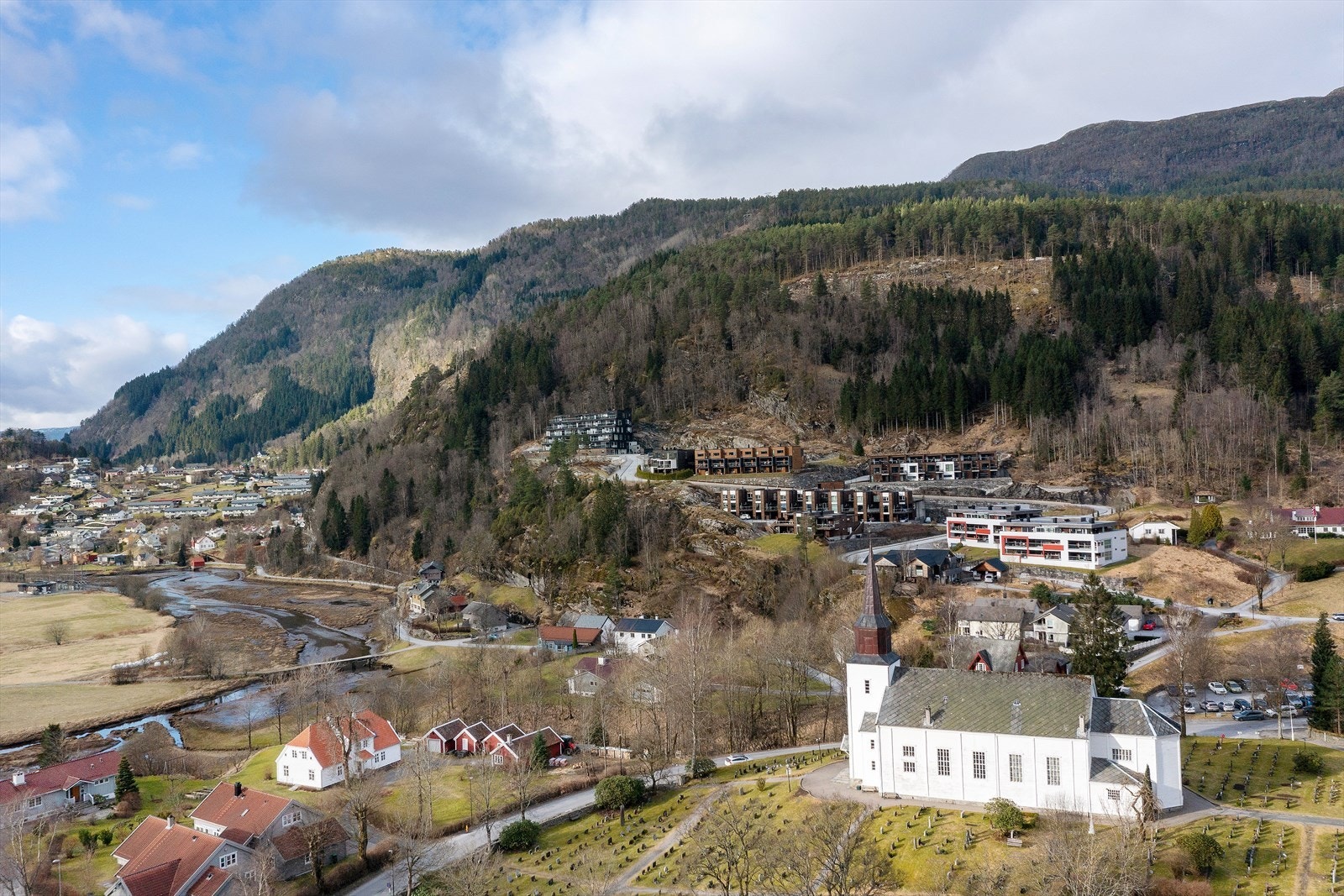 Falkenstein er eit fredeleg bustadområde med kort avstand til alle tilbod. Bebyggelsen i nærområdet er av det flottaste Førde har å by på. Galleribilde
