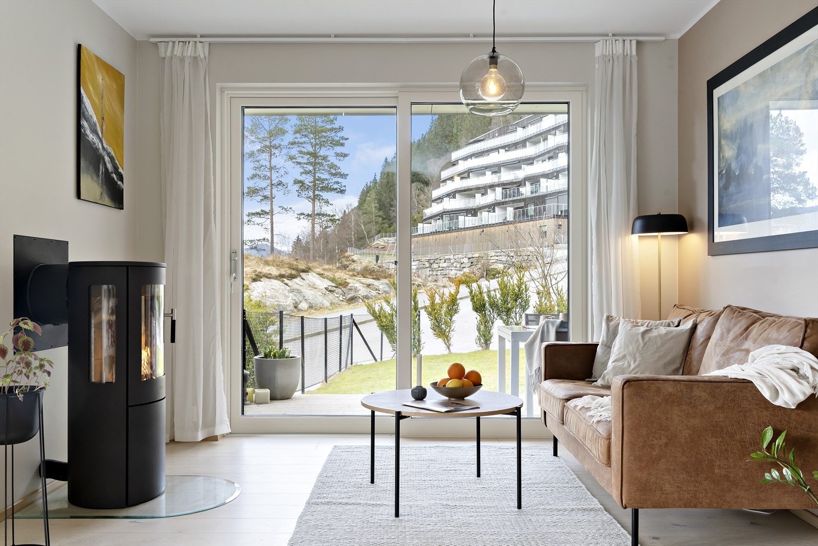 Stor skyvedør av glas gir enkel tilkomst til terrassen og plenen, og slepp lyset inn i bustaden. Galleribilde