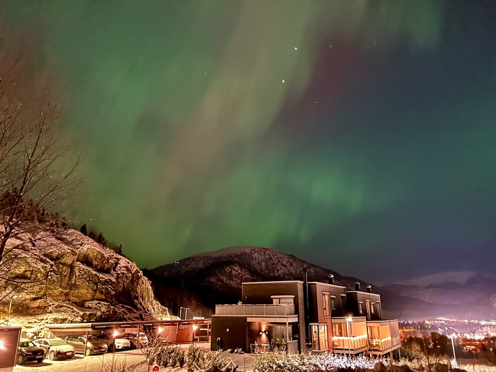 Eigedomen har storslagen utsikt og byr deg fine himmelbilete. Dessverre ikkje alltid like spanande som dette. Men sørvestvendt utsikt er aldri feil. Galleribilde