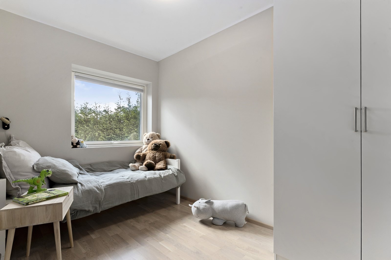 Fint barnerom med vindauge mot hagen. Galleribilde