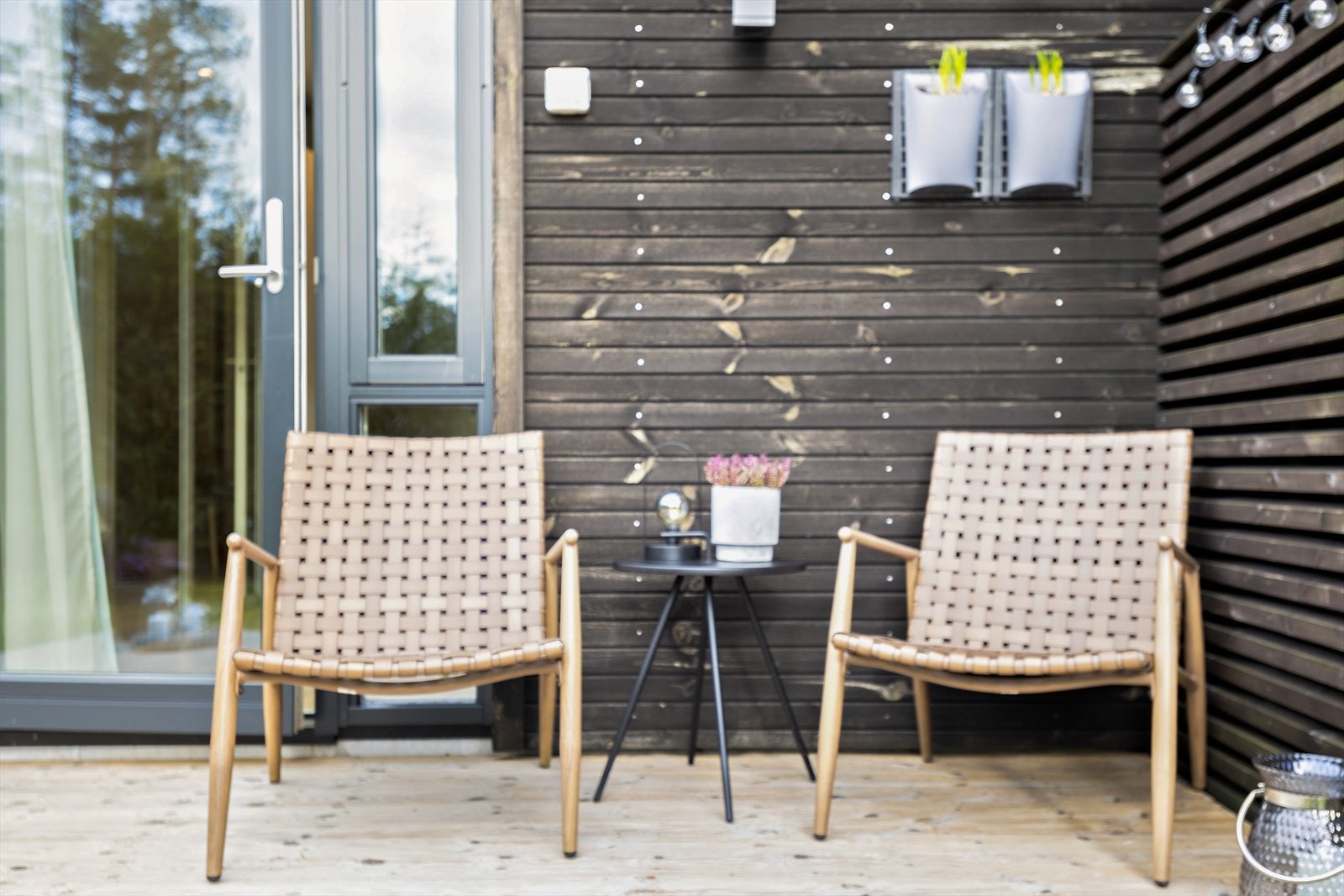 Frå soverommet er det tilkomst til usjenert og sørvestvendt terrasse. Galleribilde