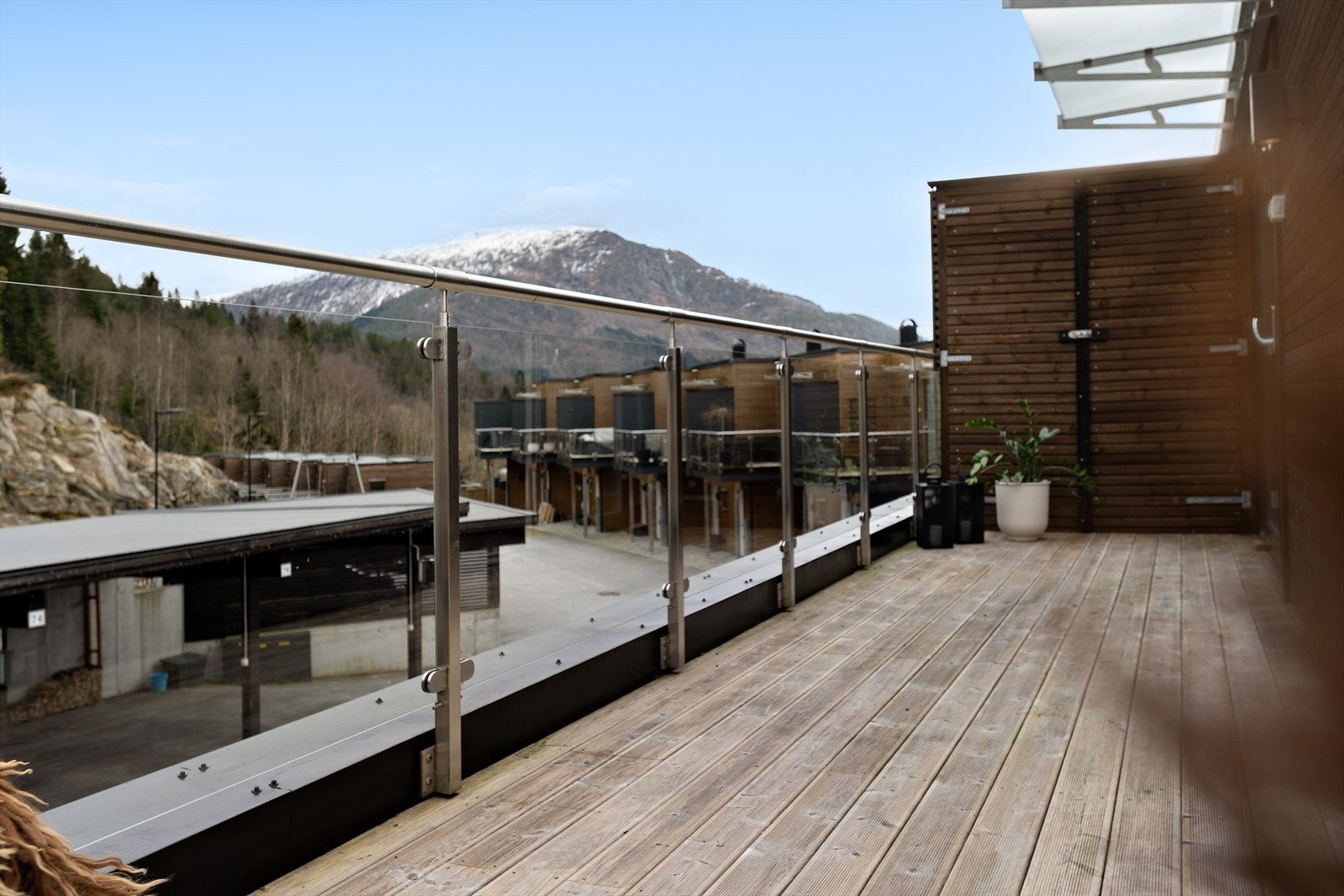 Terrassen rommar 26 kvm og har rekkverk av glas/stål. Legg merke til oppbevaringskottet i bakre del. Galleribilde