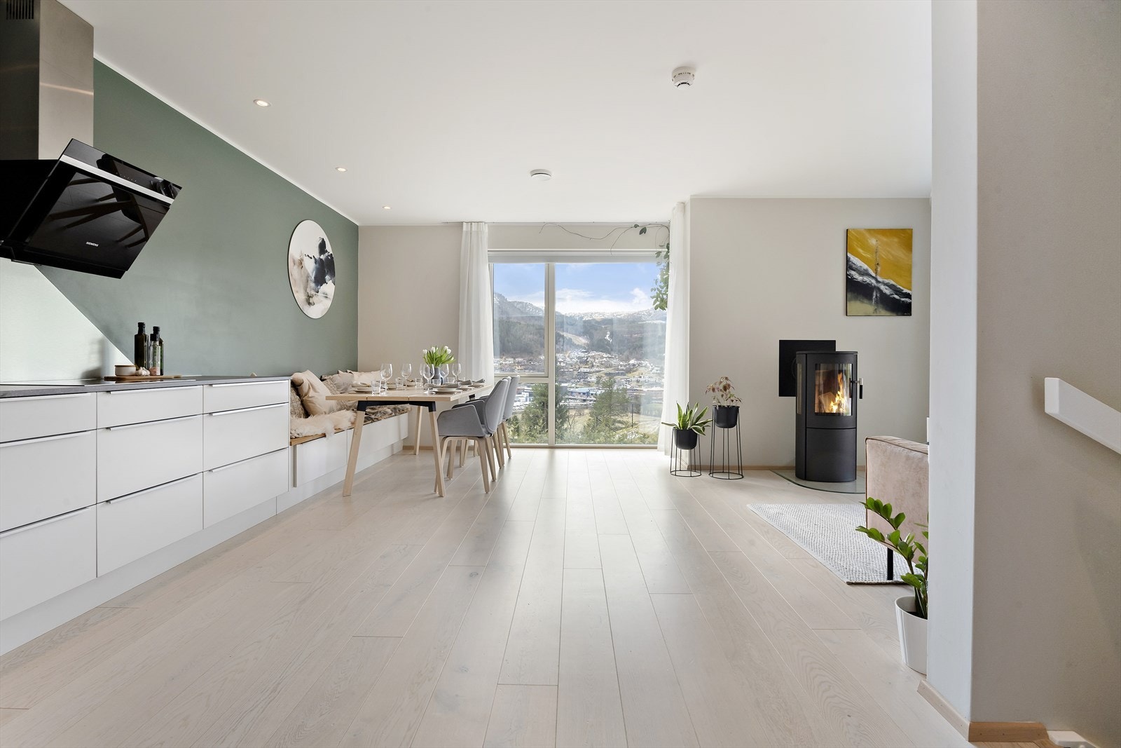 Her er det slette overflater med listefrie overgangar mellom veggar og himling. Ved spiseplassen er det led-downlights i himling. Galleribilde