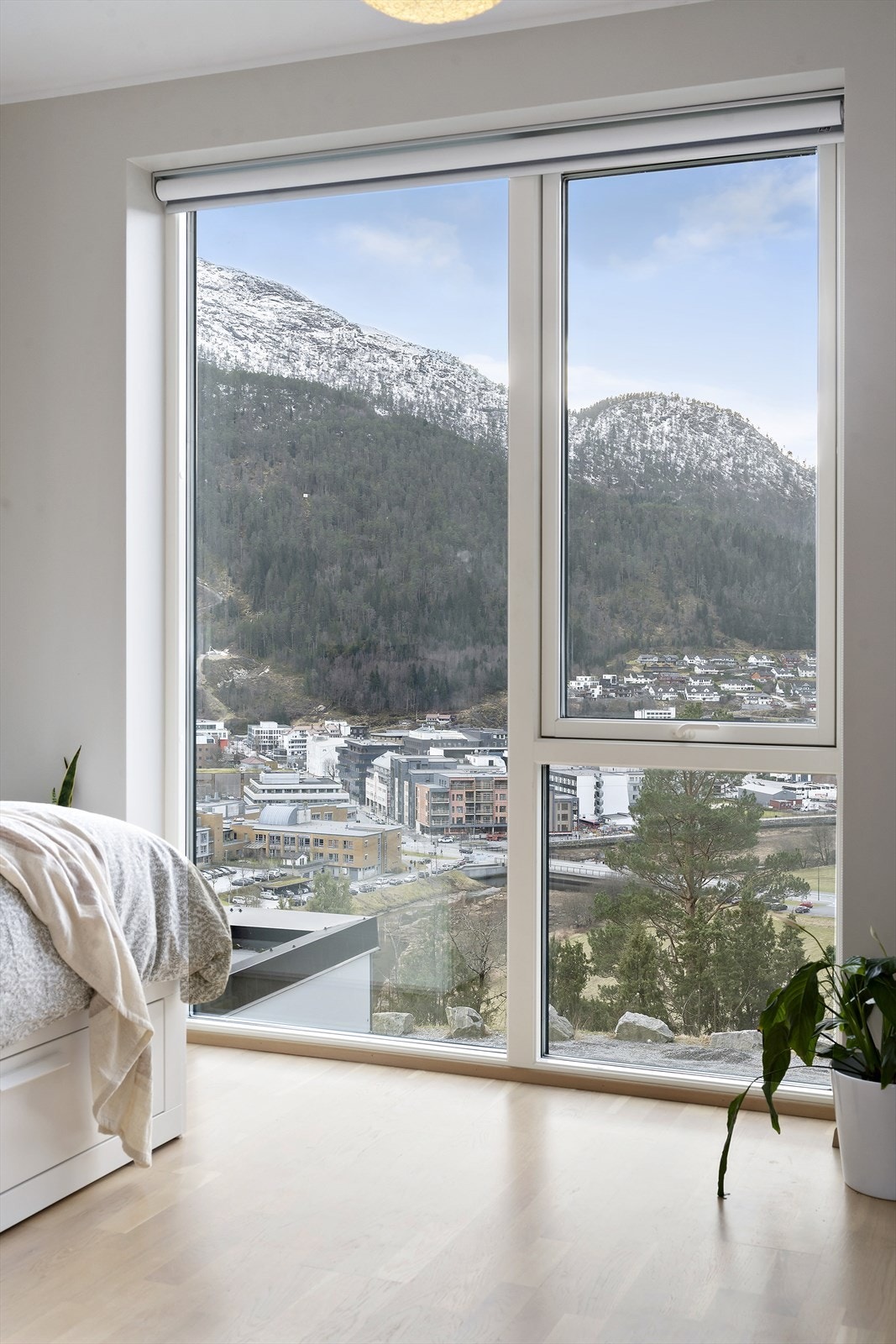 Her er det utsikt over dalføret frå senga. Like flott både morgon og kveld. Galleribilde