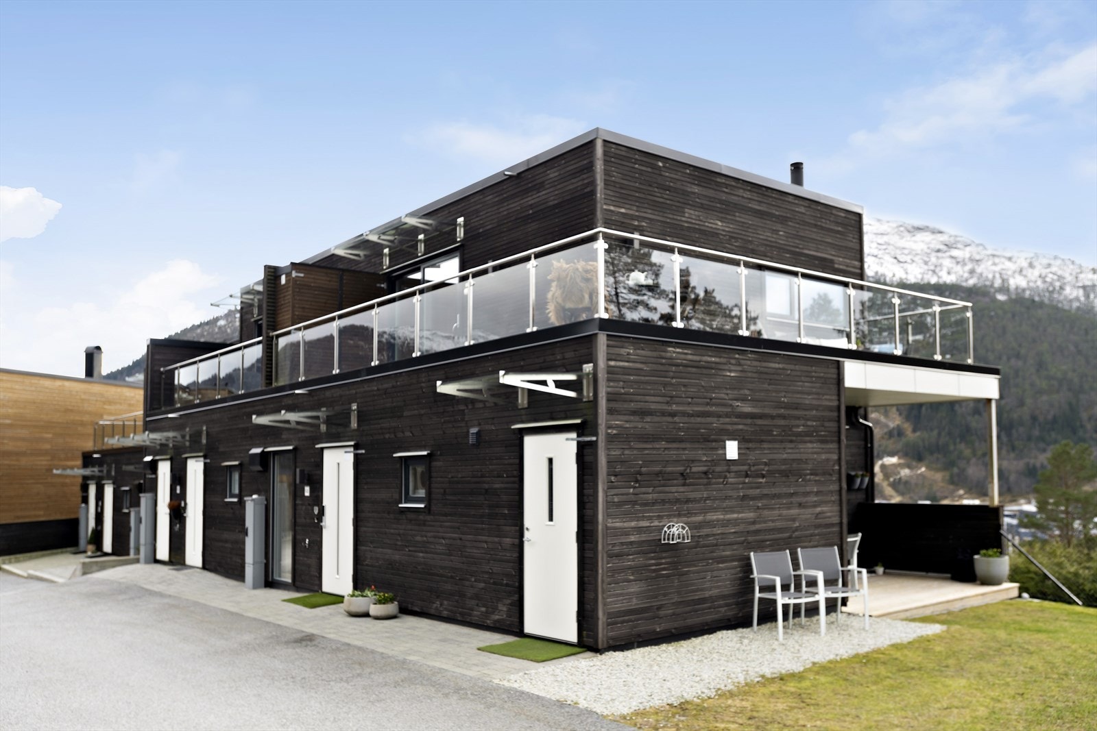 Her er det enkelt å ta seg i kring. Det er smartlås i inngangsdøra. Døra til høgre er til boda. Galleribilde