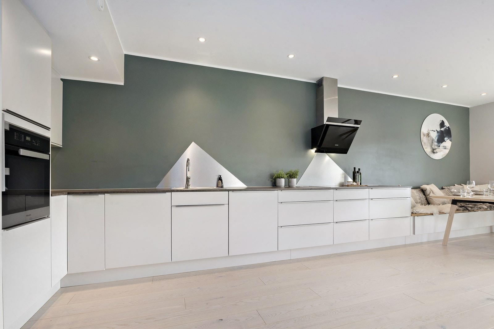 Det er montert stor innreiing frå kvalitetsleverandøren Huseby. Legg merke til dei flotte sprutskjermane over vasken og induksjonstoppen. Galleribilde