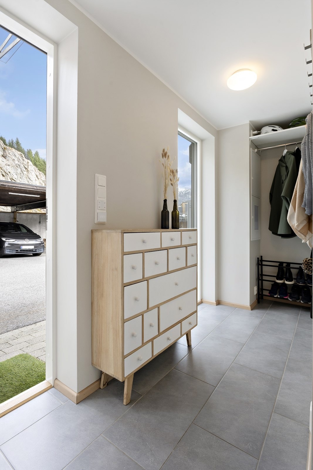 Entrèen har flislagt golv med varmekablar og god garderobeplass. På utsida er det tilkomst til praktisk bod. Galleribilde