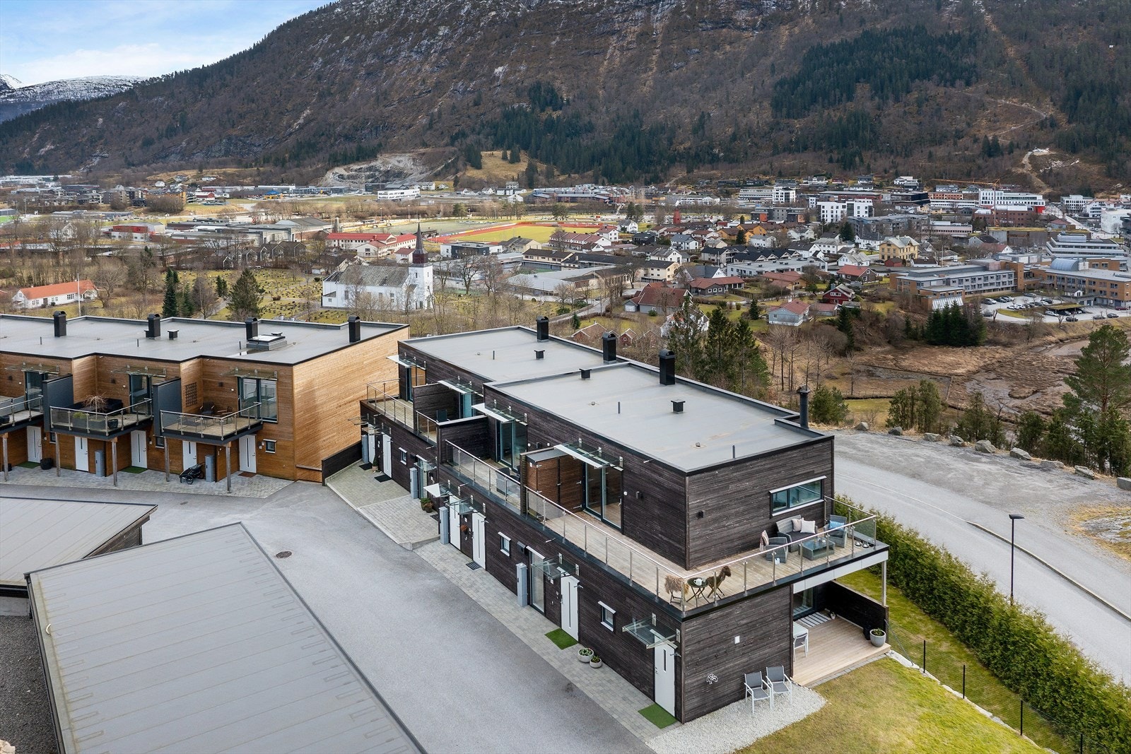 Gata er fint opparbeida med carportar i bakkant, asfaltert veg og bustader vendt mot utsikta. Her er det enkel tilkomst og ryddige omgjevnader. Galleribilde