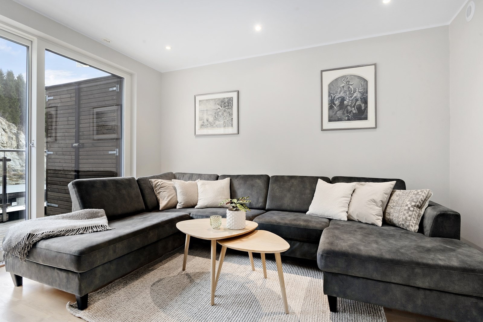 Tilbake i tv-stova er det plass til stor sittegruppe. Downlights gir god belysning. Galleribilde