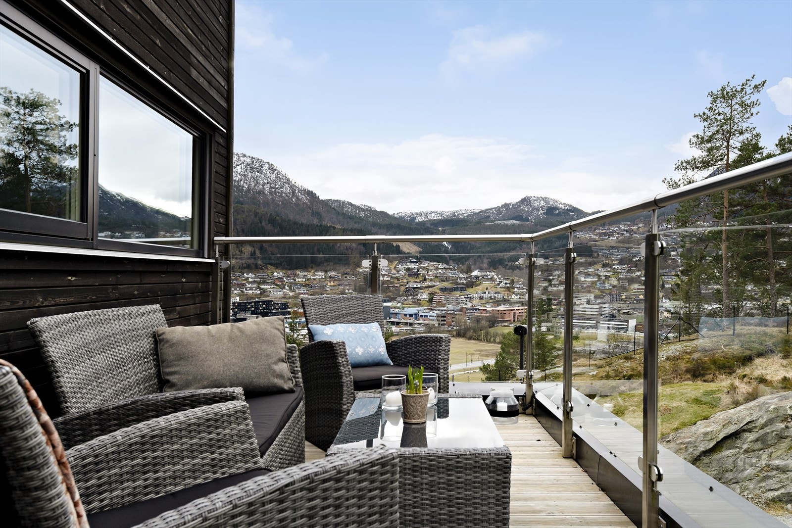 Terrassen er forlenga heilt fram for å nyte den beste utsikta. Galleribilde