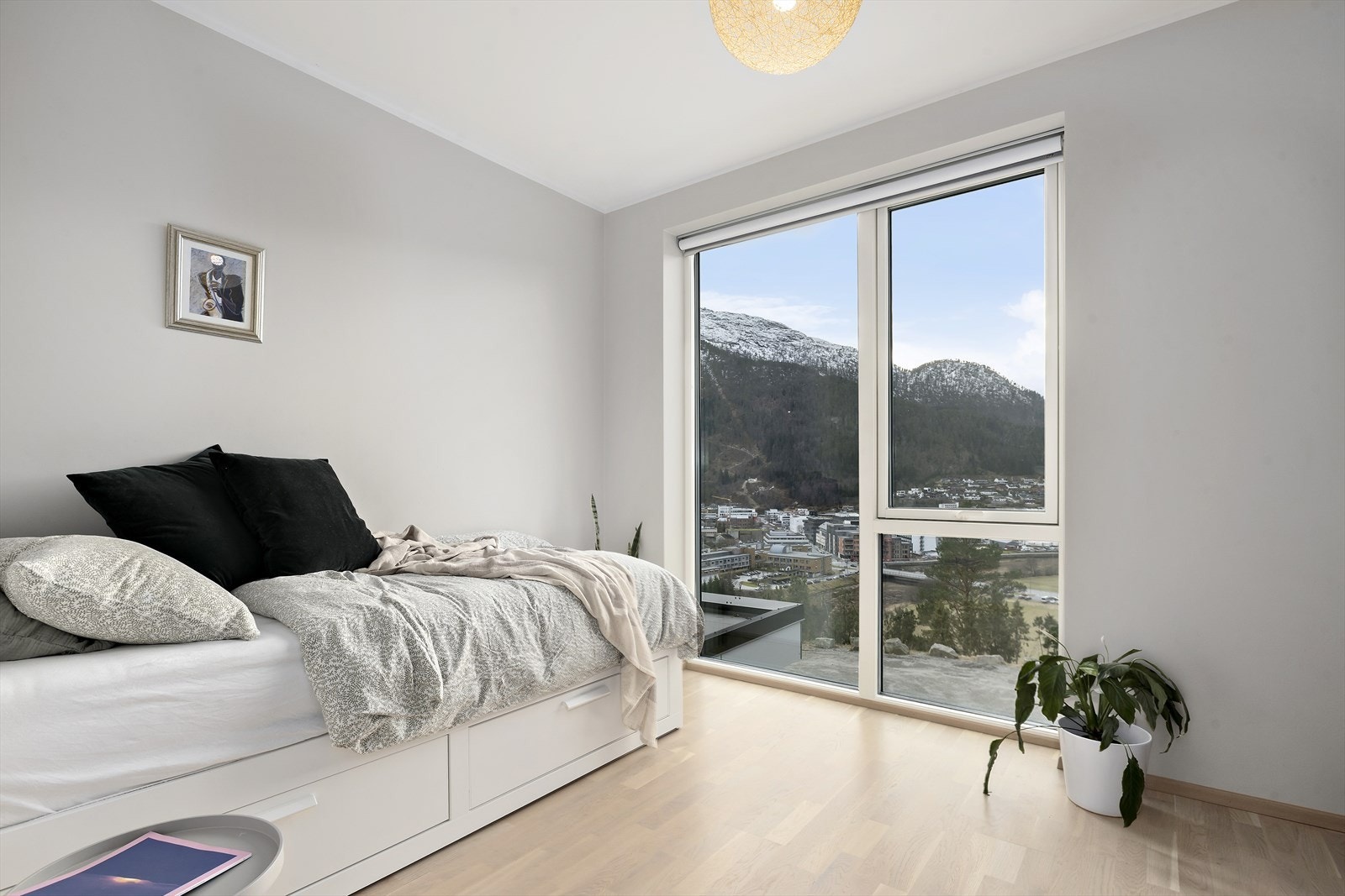 Utsikta er særs flott. I front av toppetasjen finn du to fine soverom. Galleribilde