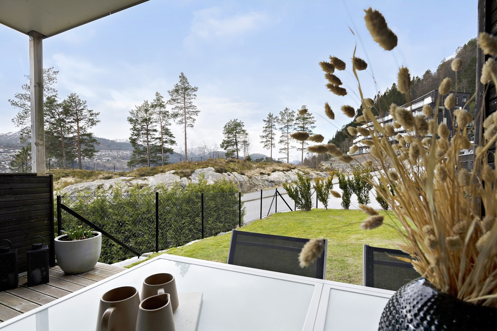 Her er det fint å opphalde seg. Og enkelt å ta seg vidare til plenen. Galleribilde