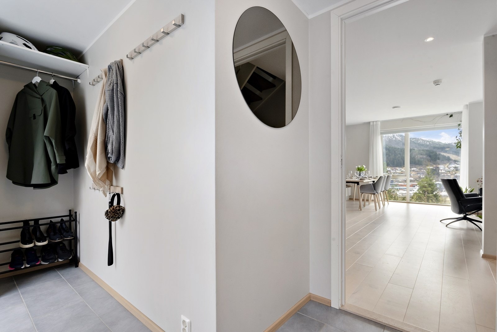 Bustaden har inngangsparti i 1.etasje med enkel tilkomst og kort veg til stove/kjøkken. Galleribilde