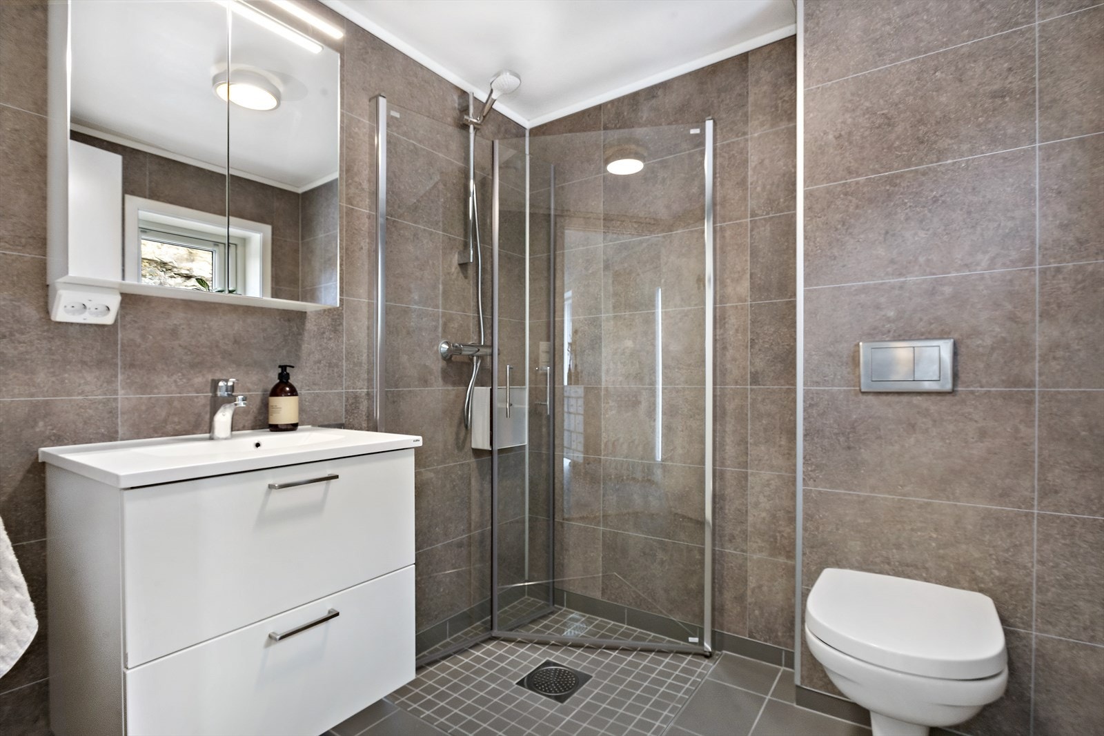 Bustaden har to bad. Bilete syner badet i hovudetasjen. Galleribilde