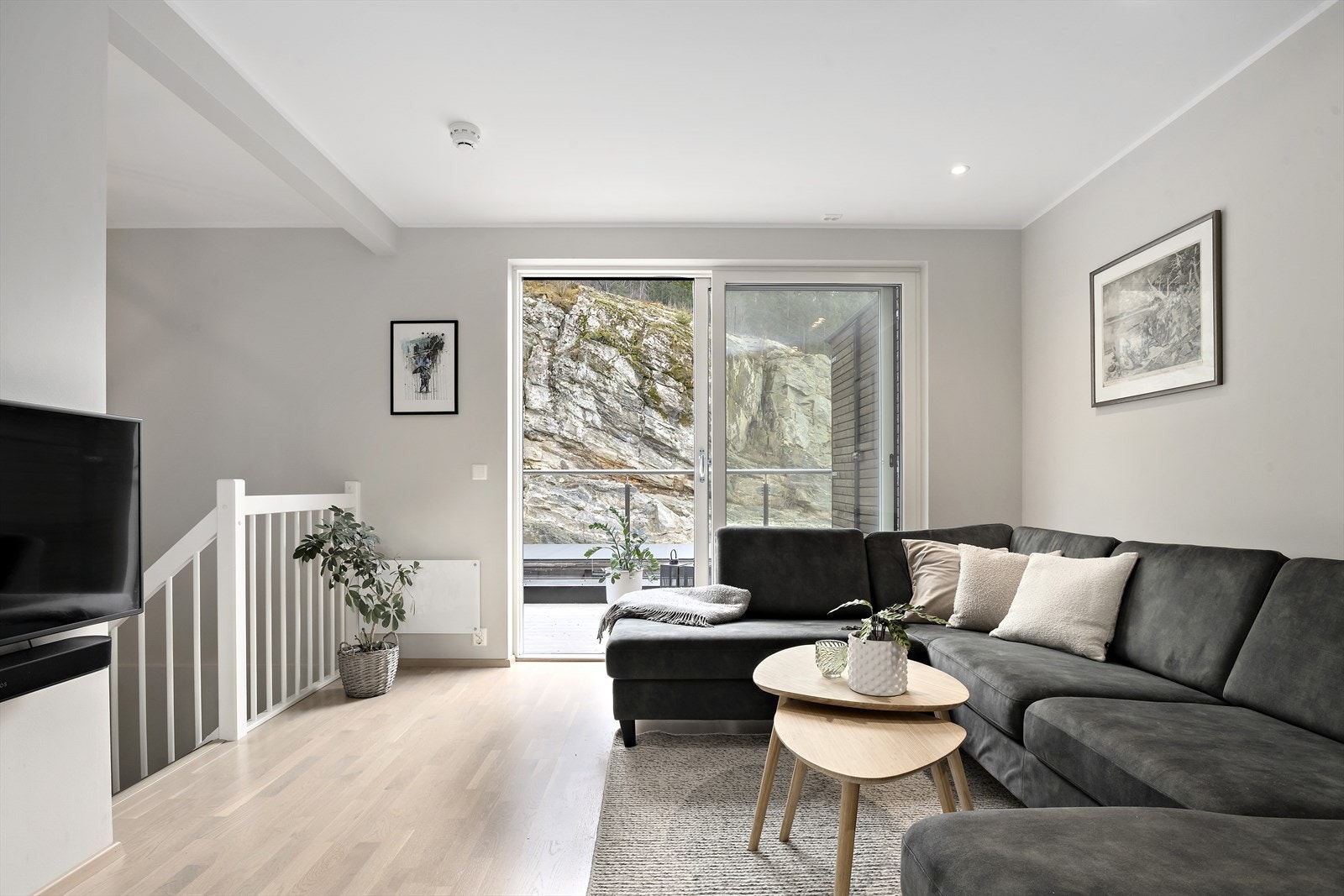Tv-stova på 18 kvm ligg i 2.etasje. Legg merke til skyvedøra i bakkant som leiar ut til takterrasse. Galleribilde
