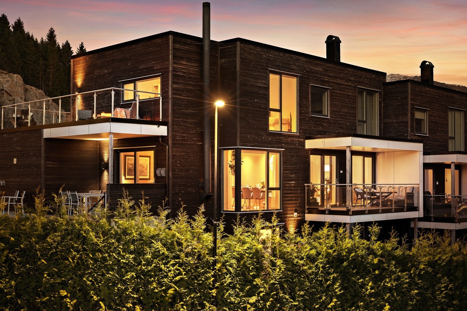 Eigedomen er fint omkransa av ein tettplanta hekk. Her er det lettstelt hage med tilkomst frå underetasjen og terrassar i alle plan. Galleribilde