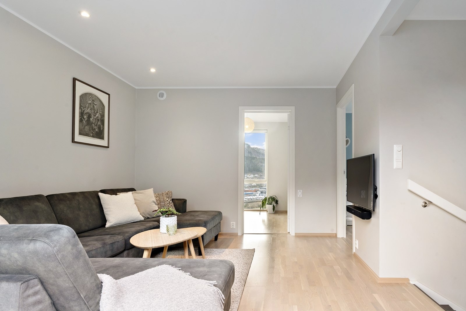 Bustaden har fine parkettgolv i alle opphalds- og soverom. Galleribilde