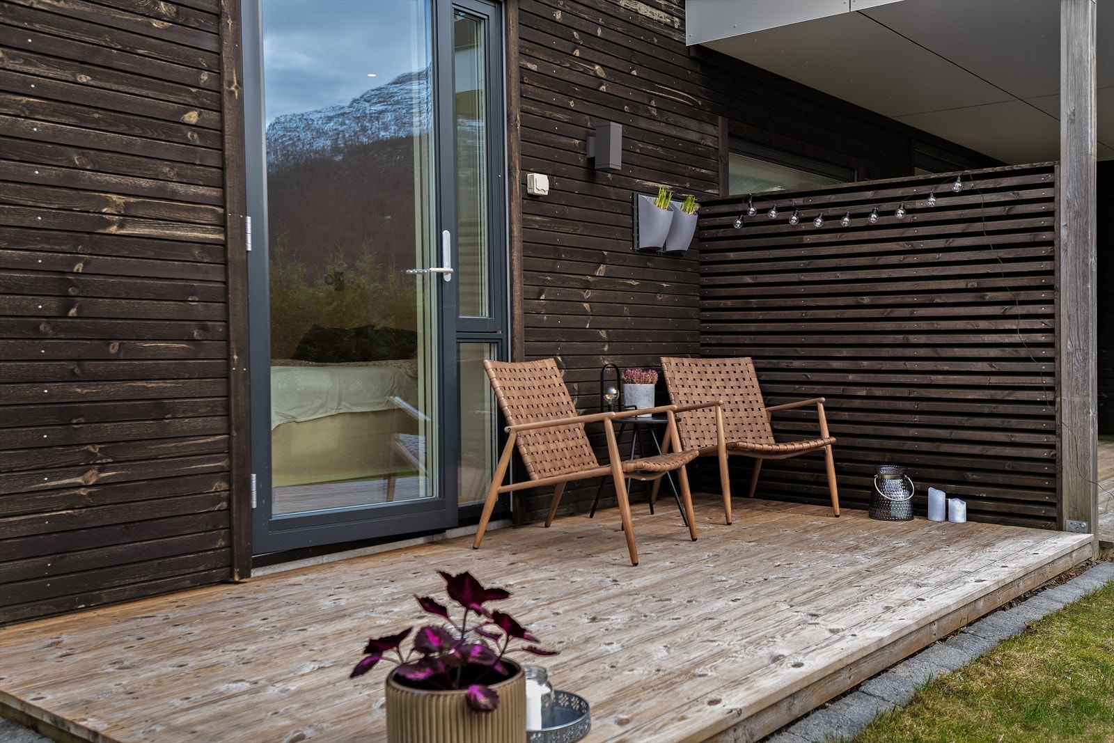 Terrassen er fint skjerma med levegg og flott hekk. Det er montert stikkontakter og utelampe. Galleribilde