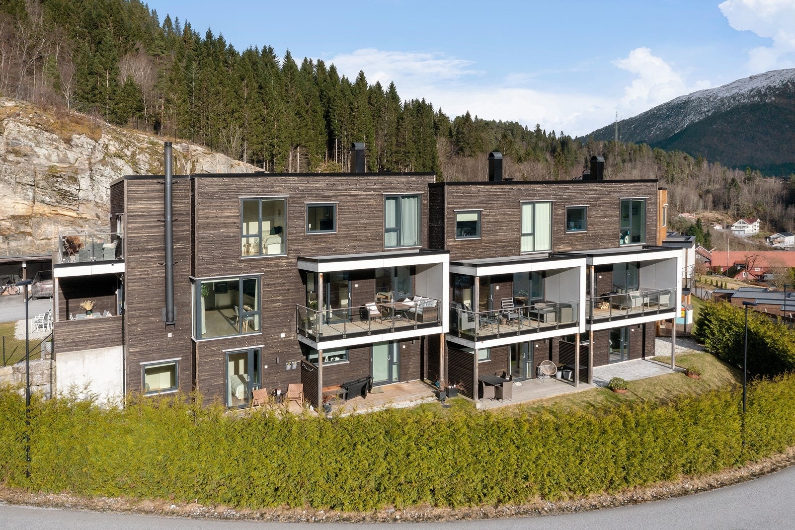 Eit lekkert og moderne enderekkehus med luftig og solrik plassering, kort avstand frå sentrum. Galleribilde