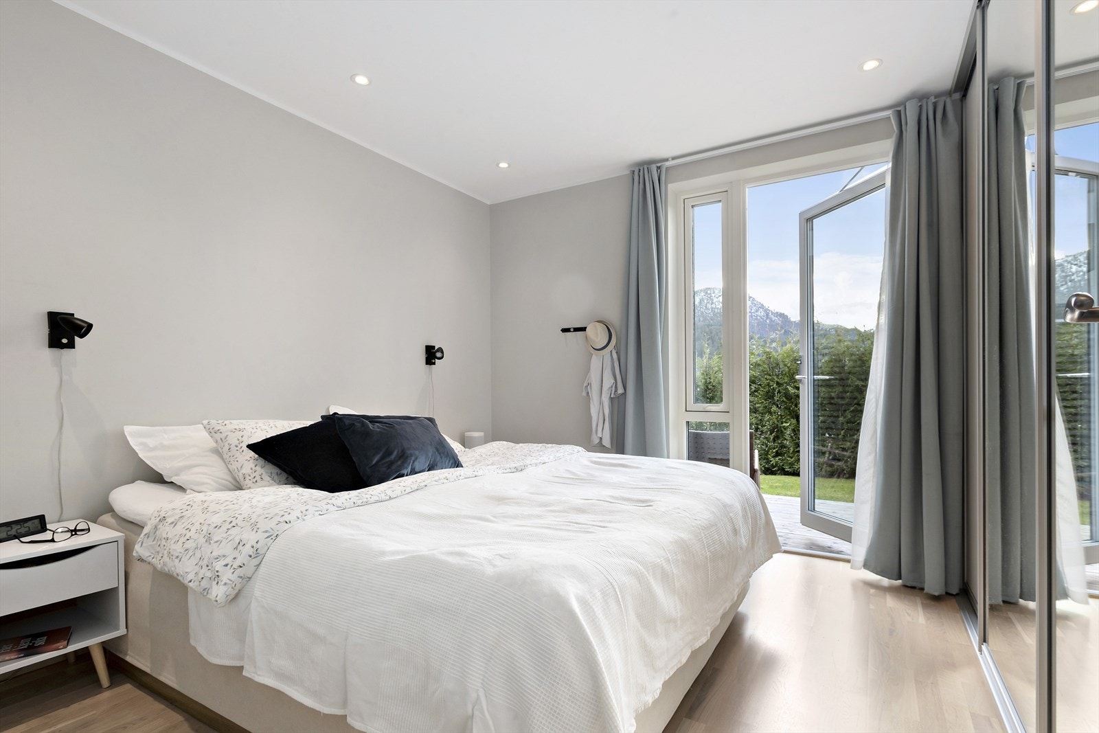 Hovudsoverommet her romsleg med utgang til terrassen og hagen. Her er det downlights i himlinga. Galleribilde