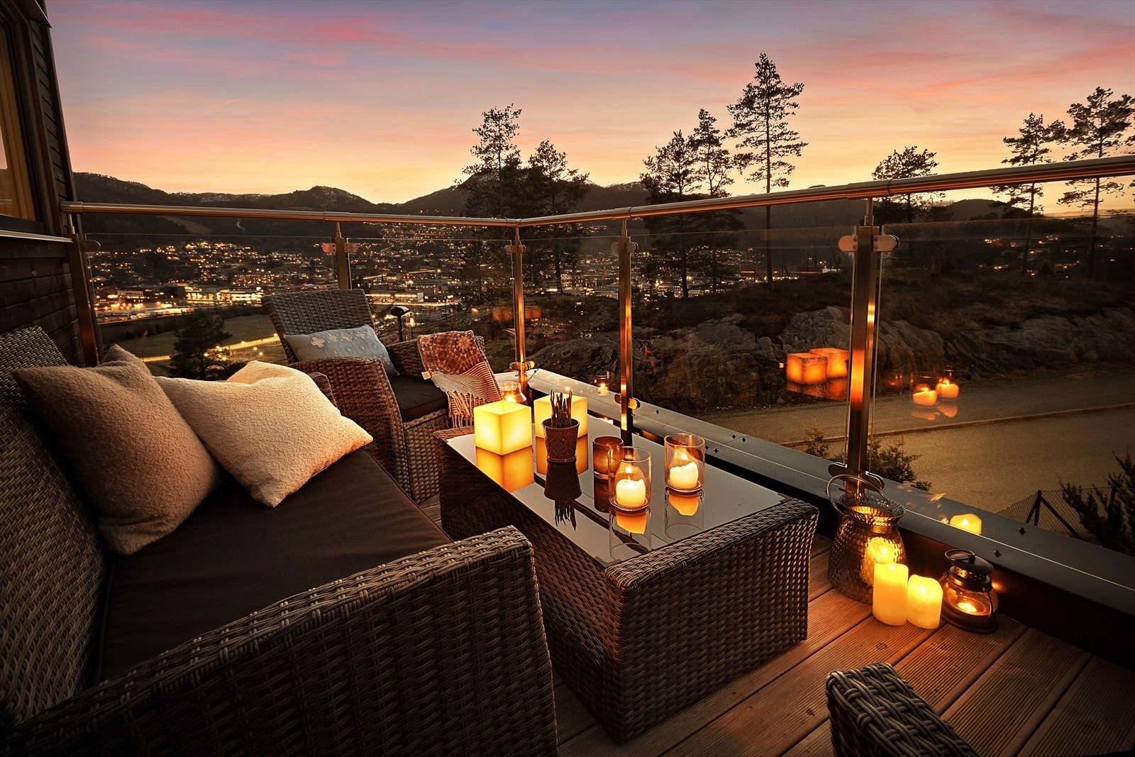 Eigedomen har fine uteplassar i alle plan, som gir deg moglegheit til å nyte sola frå tidleg morgon, til sein kveld. Galleribilde