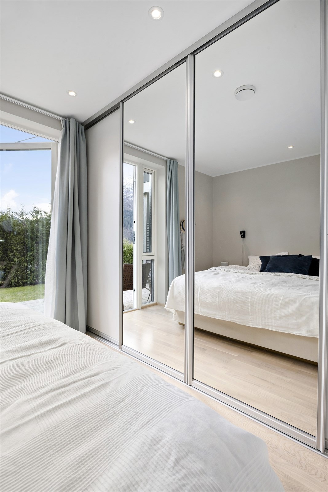 Det er montert stor og takhøg skyvedørsgarderobe. Galleribilde